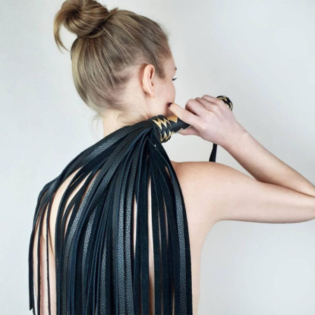 Черный флоггер классический с золотой рукоятью, натуральная кожа, 50 хвостов, по 50см, рукоятка 20см || Чорний флогер класичний із золотою рукояттю, натуральна шкіра, 50 хвостів, по 50см, рукоятка 20см