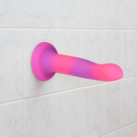 Светящийся в темноте фаллоимитатор ADDICTION Rave 8″ Glow in the Dark Dildo Pink Purple, 20,3 см || Фалоімітатор, що світиться в темряві, ADDICTION Rave 8″, Glow in the Dark Dildo Pink Purple, 20,3 см